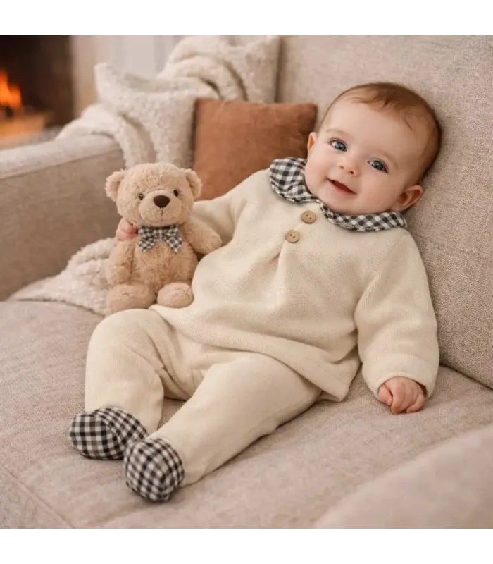 Bebé con el conjunto polaina bebé crudo cuello vichy botones tejido punto invierno