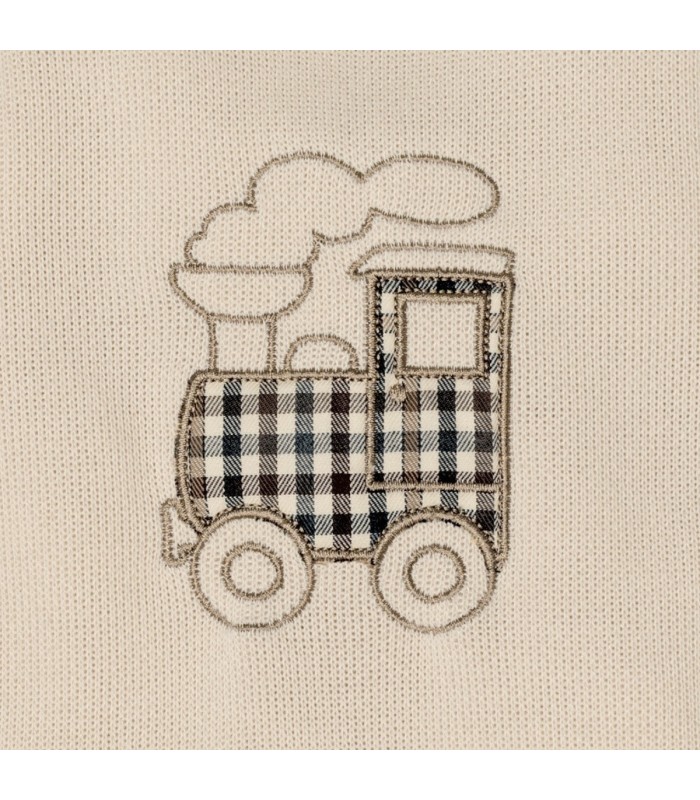 Detalle del diseño del pelele bebé crudo bordado tren tejido punto pies cuadros invierno