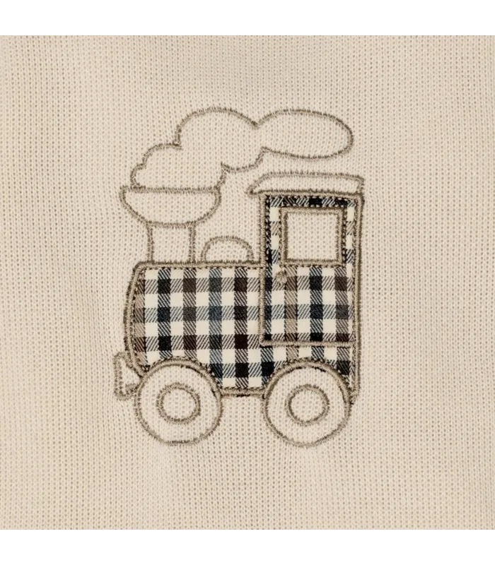 Detalle del diseño del pelele bebé crudo bordado tren tejido punto pies cuadros invierno