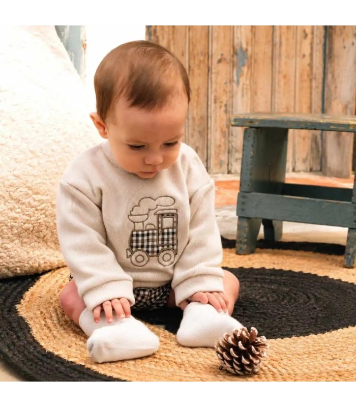 Bebé con el conjunto pololo bebé crudo sudadera punto bordado camión pololo cuadros algodón invierno