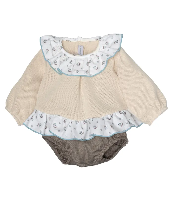 Conjunto Pololo bebé crudo volante cuello estampado ribete celeste pololo algodón invierno en fondo blanco