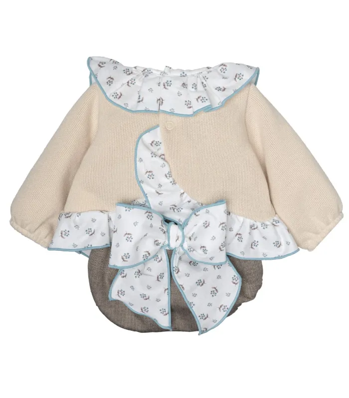 Conjunto Pololo bebé crudo volante cuello estampado ribete celeste pololo algodón invierno en fondo blanco parte trasera