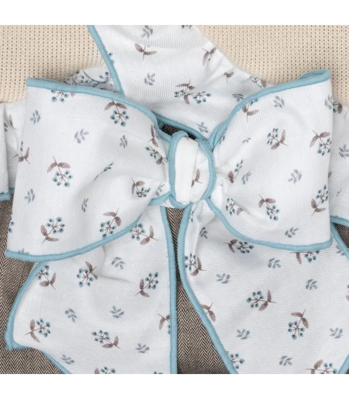 Detalle de la parte trasera del conjunto pololo bebé crudo volante cuello estampado ribete celeste pololo algodón invierno
