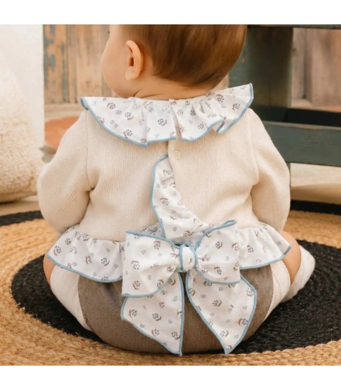 Bebé con el conjunto pololo bebé crudo volante cuello estampado ribete celeste pololo algodón invierno parte trasera
