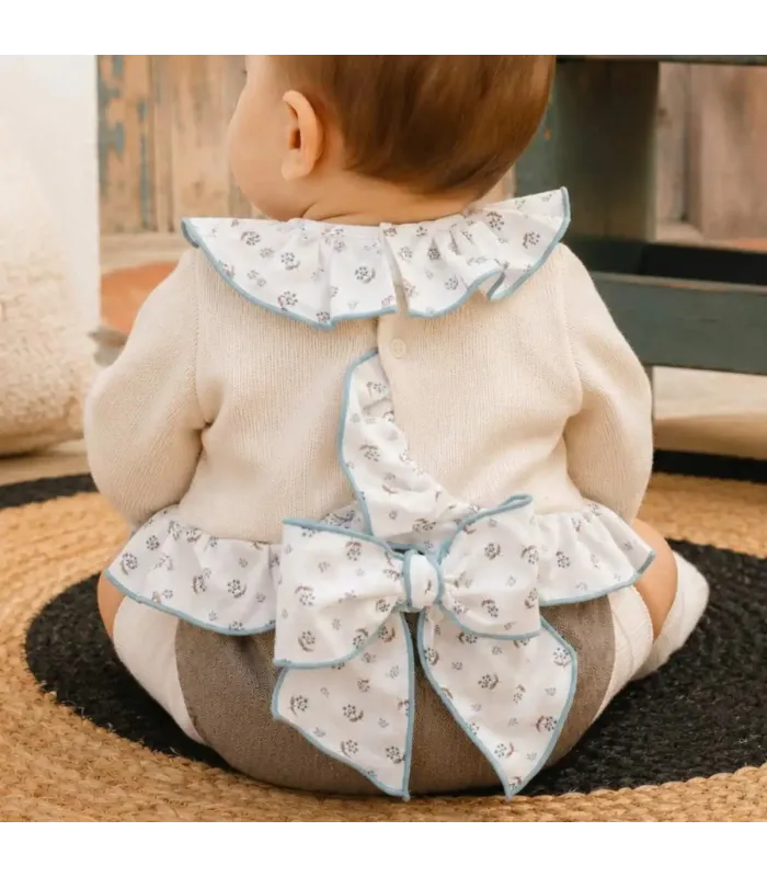 Bebé con el conjunto pololo bebé crudo volante cuello estampado ribete celeste pololo algodón invierno parte trasera