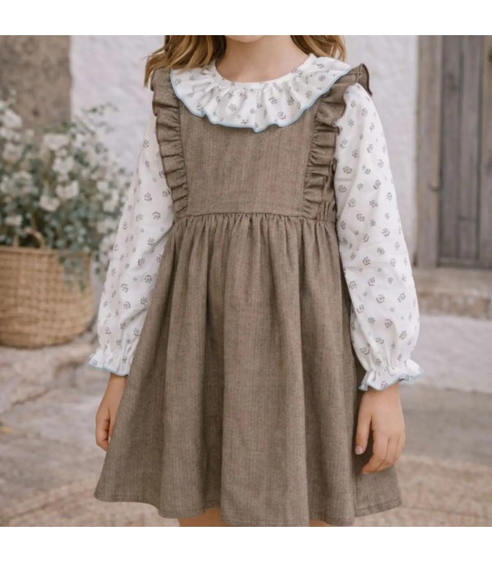 Niña con el conjunto pichi niña chocolate algodón vestido volante blusa cuello volante ribete celeste