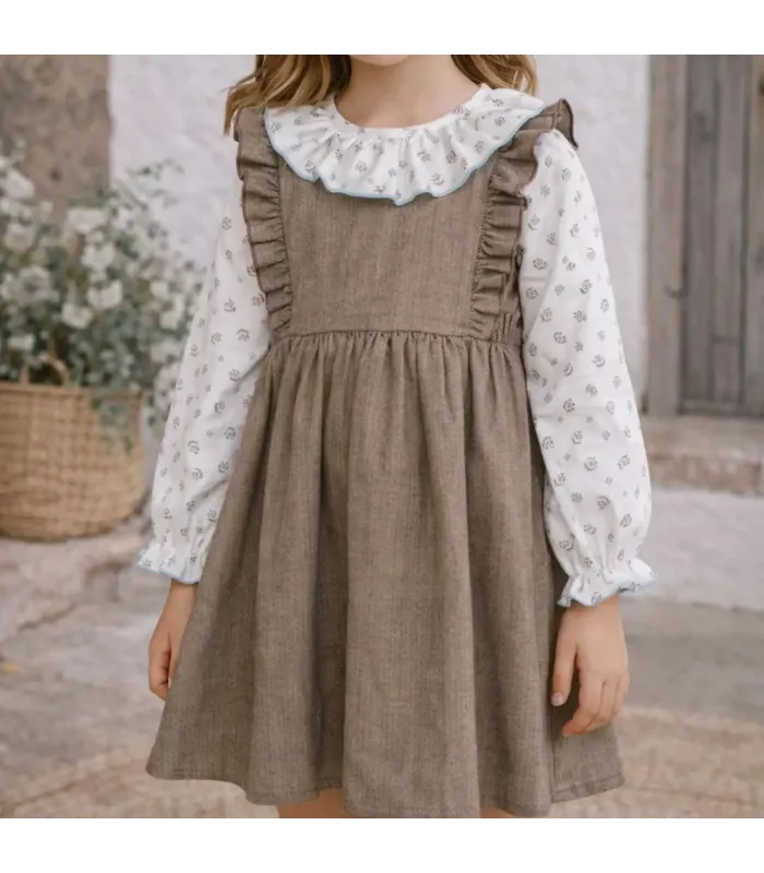 Niña con el conjunto pichi niña chocolate algodón vestido volante blusa cuello volante ribete celeste