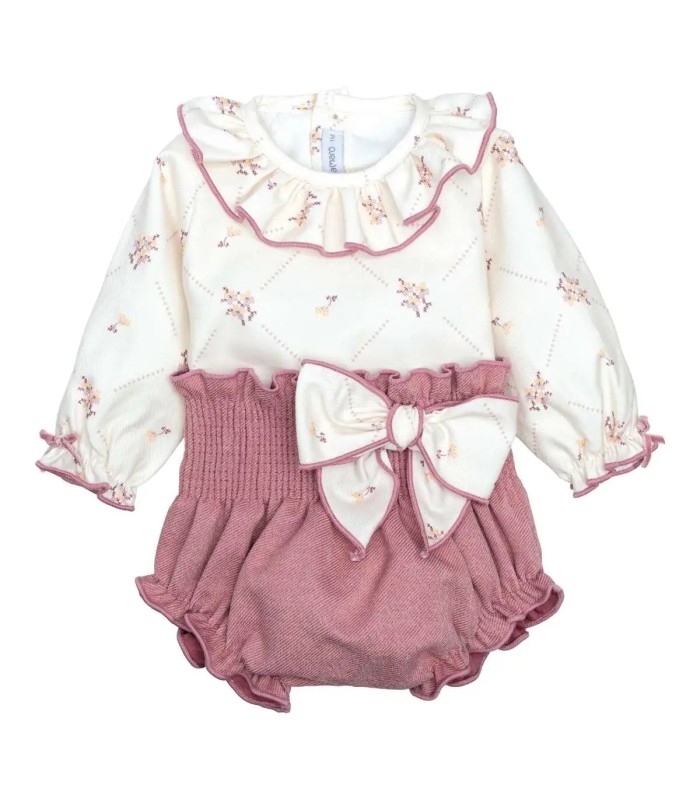 Conjunto Pololo bebé nude floral lazo blusa algodón flores pololo rosa empolvado textura en fondo blanco