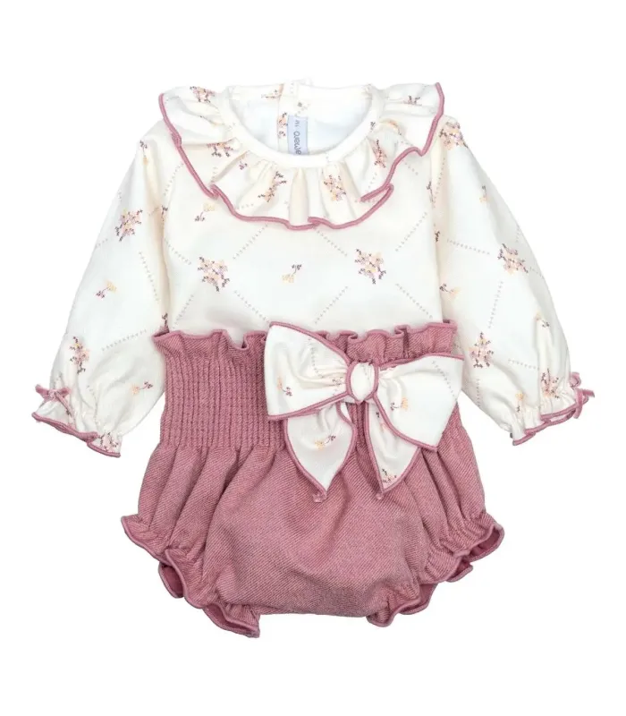 Conjunto Pololo bebé nude floral lazo blusa algodón flores pololo rosa empolvado textura en fondo blanco