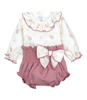 Conjunto Pololo bebé nude floral lazo blusa algodón flores pololo rosa empolvado textura en fondo blanco