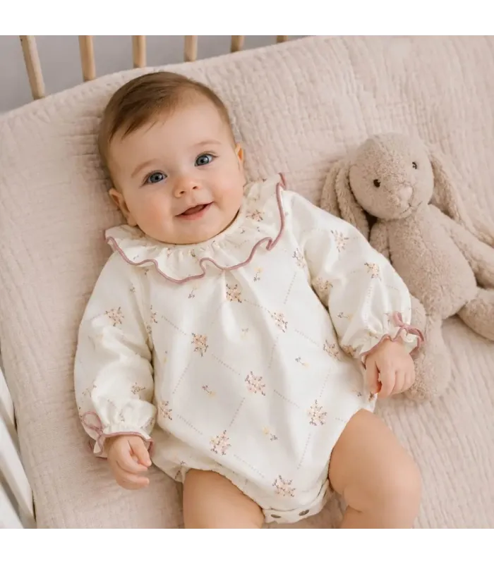 Bebé con el pelele bebé nude floral Calamaro Grove invierno rosa empolvado mangas algodón estampado cuello volantes