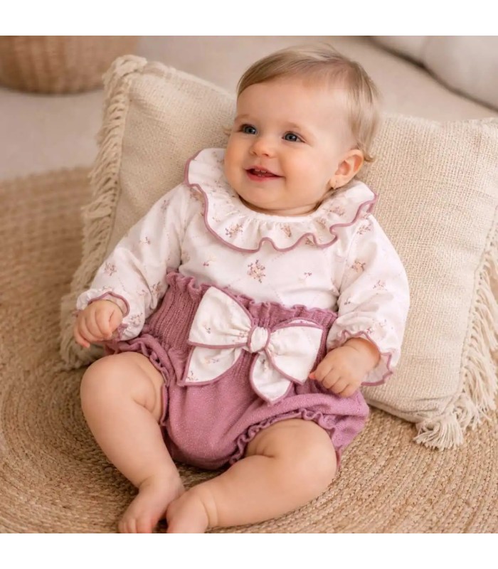 Bebé con el conjunto pololo bebé nude floral lazo blusa algodón flores pololo rosa empolvado textura