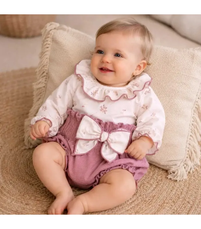 Bebé con el conjunto pololo bebé nude floral lazo blusa algodón flores pololo rosa empolvado textura
