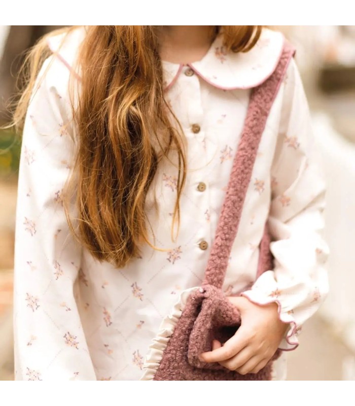 Niña con el bolso niña nude borreguito bandolera rosa empolvado volante detalle suave invierno elegante