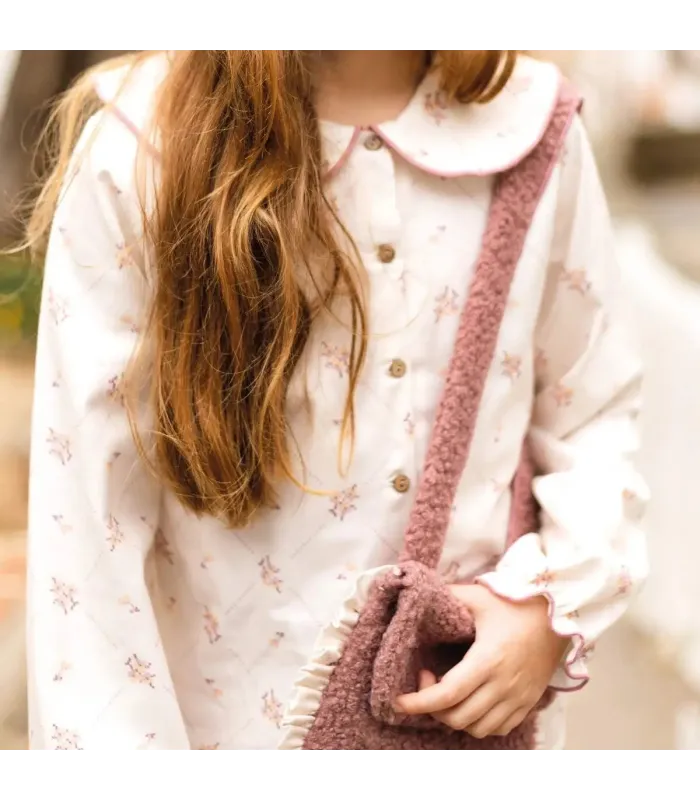 Niña con el bolso niña nude borreguito bandolera rosa empolvado volante detalle suave invierno elegante
