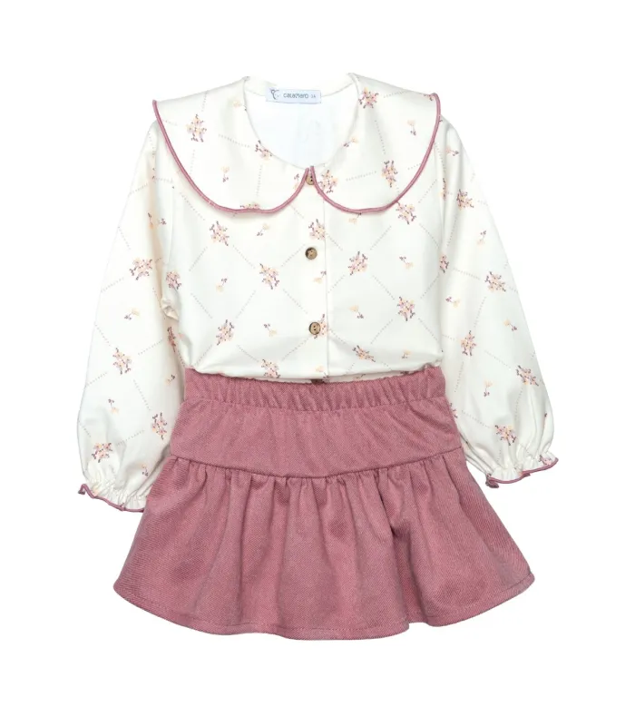 Conjunto Falda niña nude floral blusa algodón estampado flores falda rosa empolvado textura en fondo blanco