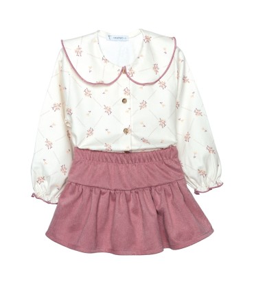 Conjunto Falda niña nude floral blusa algodón estampado flores falda rosa empolvado textura en fondo blanco