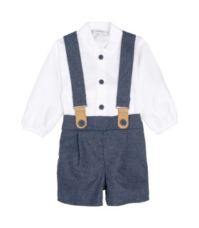Conjunto Pololo bebé azul tirantes algodón camisa blanca botones detalle elegante sobre fondo blanco