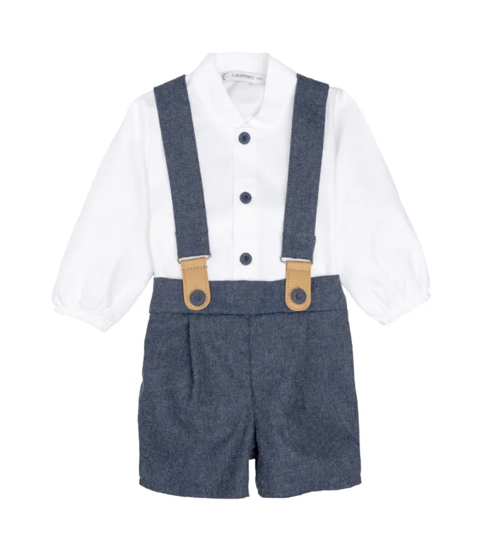 Conjunto Pololo bebé azul tirantes algodón camisa blanca botones detalle elegante sobre fondo blanco
