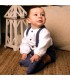 Bebé con el conjunto pololo bebé azul tirantes algodón camisa blanca botones detalle elegante
