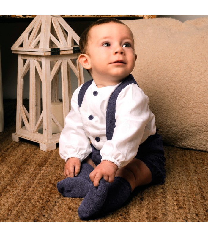 Bebé con el conjunto pololo bebé azul tirantes algodón camisa blanca botones detalle elegante