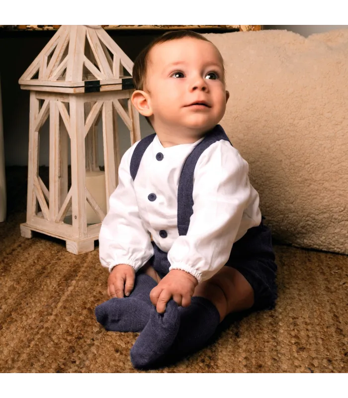 Bebé con el conjunto pololo bebé azul tirantes algodón camisa blanca botones detalle elegante