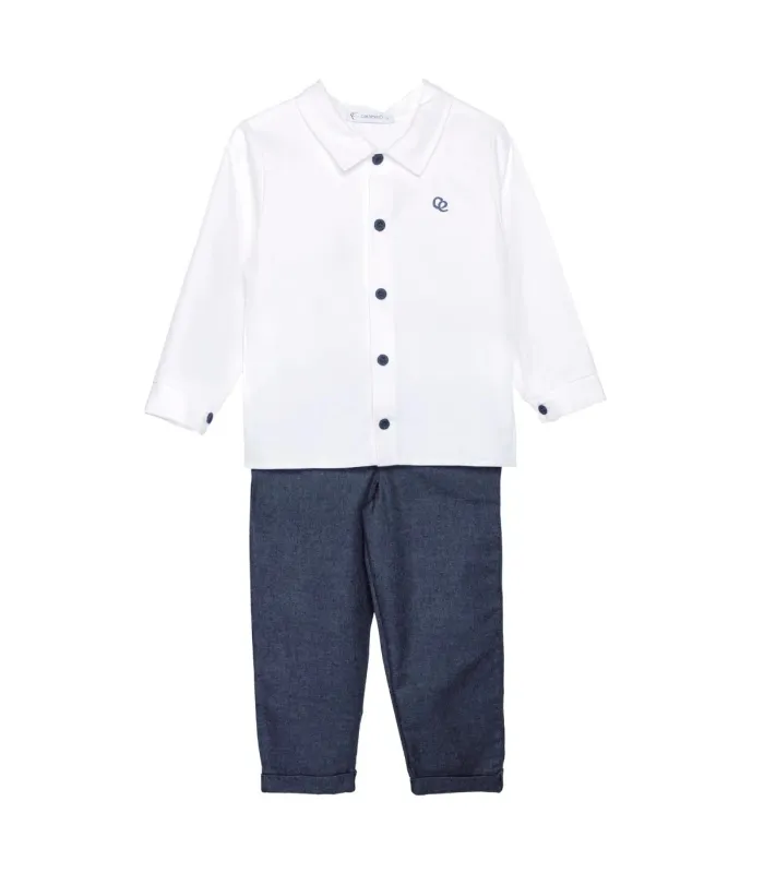 Conjunto Pantalón niño azul camisa blanca algodón botones detalle elegante en fondo blanco