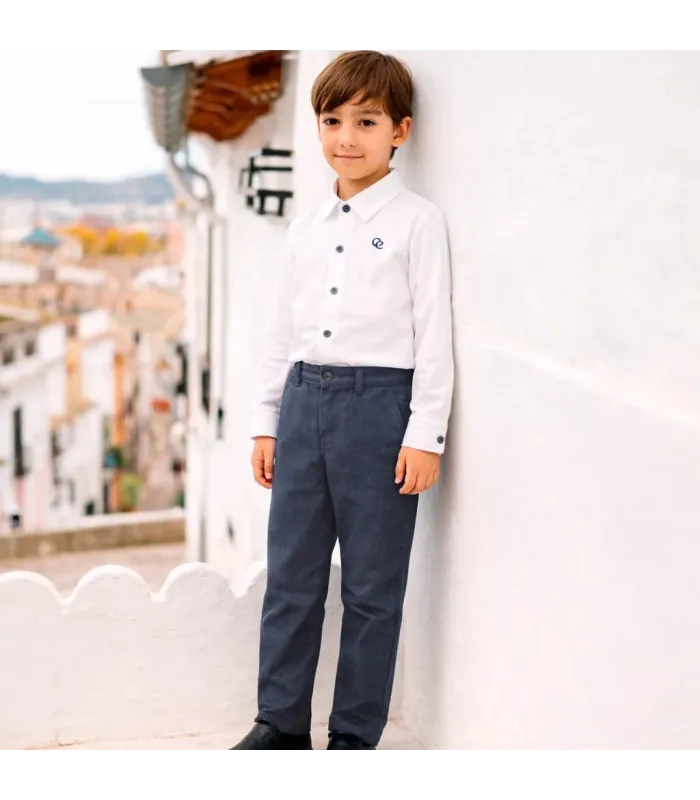 Niño con un conjunto pantalón niño azul camisa blanca algodón botones detalle elegante