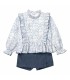 Conjunto niña azul toile blusa volantes falda pantalón textura detalle elegante en fondo blanco