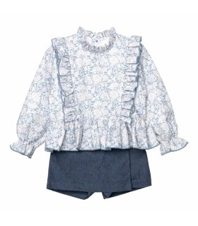 Conjunto niña azul toile blusa volantes falda pantalón textura detalle elegante en fondo blanco