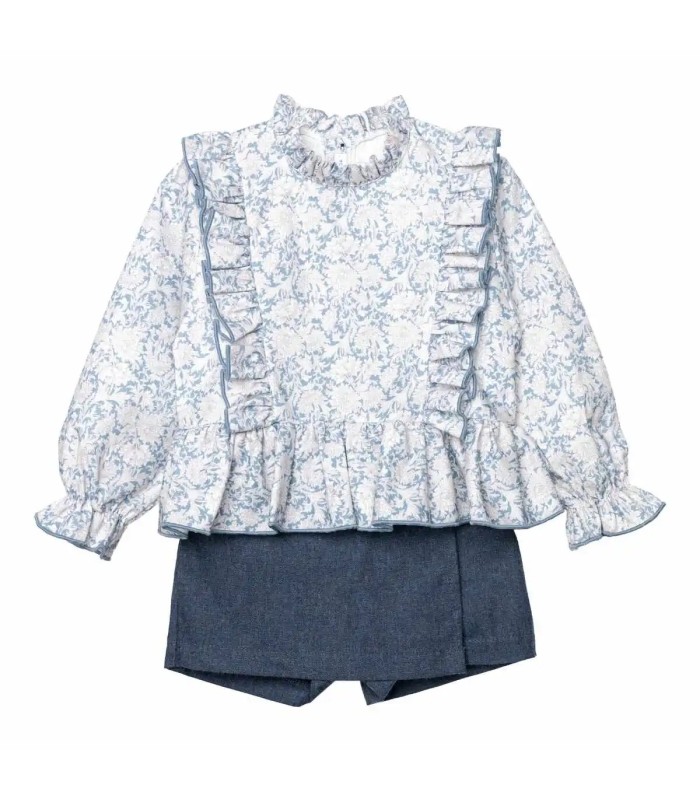Conjunto niña azul toile blusa volantes falda pantalón textura detalle elegante en fondo blanco