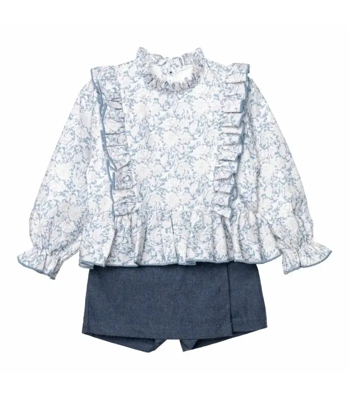 Conjunto niña azul toile blusa volantes falda pantalón textura detalle elegante en fondo blanco