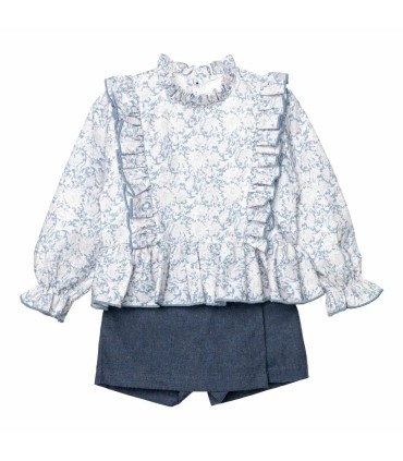 Conjunto niña azul toile blusa volantes falda pantalón textura detalle elegante en fondo blanco