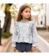 Niña con el conjunto niña azul toile blusa volantes falda pantalón textura detalle elegante