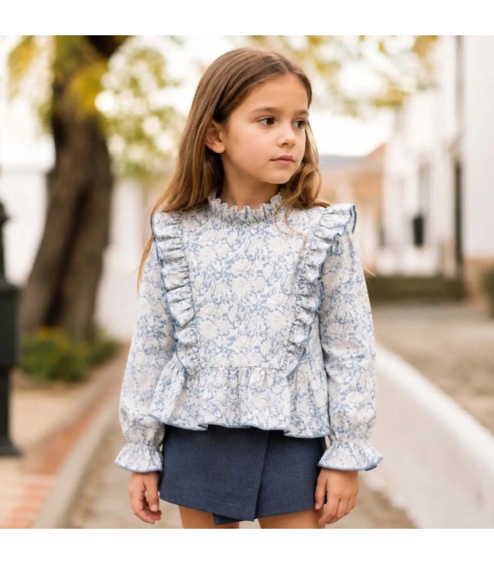 Niña con el conjunto niña azul toile blusa volantes falda pantalón textura detalle elegante