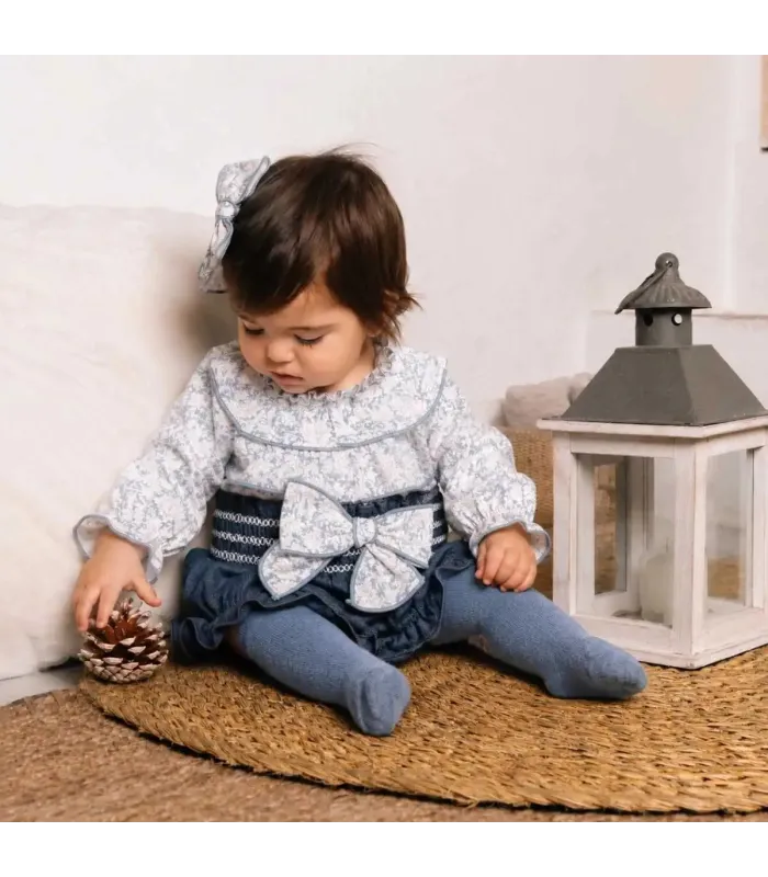 Bebé con el conjunto pololo bebé azul invierno algodón blusa estampada volante lazo decorativo