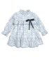 Vestido niña azul toile algodón volante cuello lazo contraste estampado detalle en fondo blanco