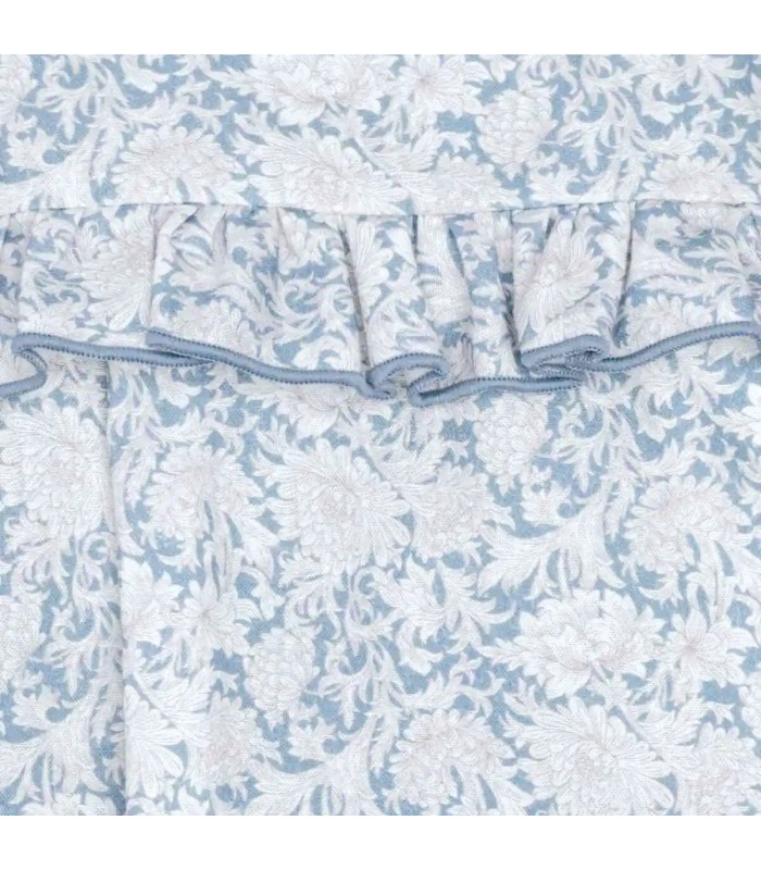 Detalle del diseño del jesusito bebé azul toile algodón estampado volante hombros textura detalle