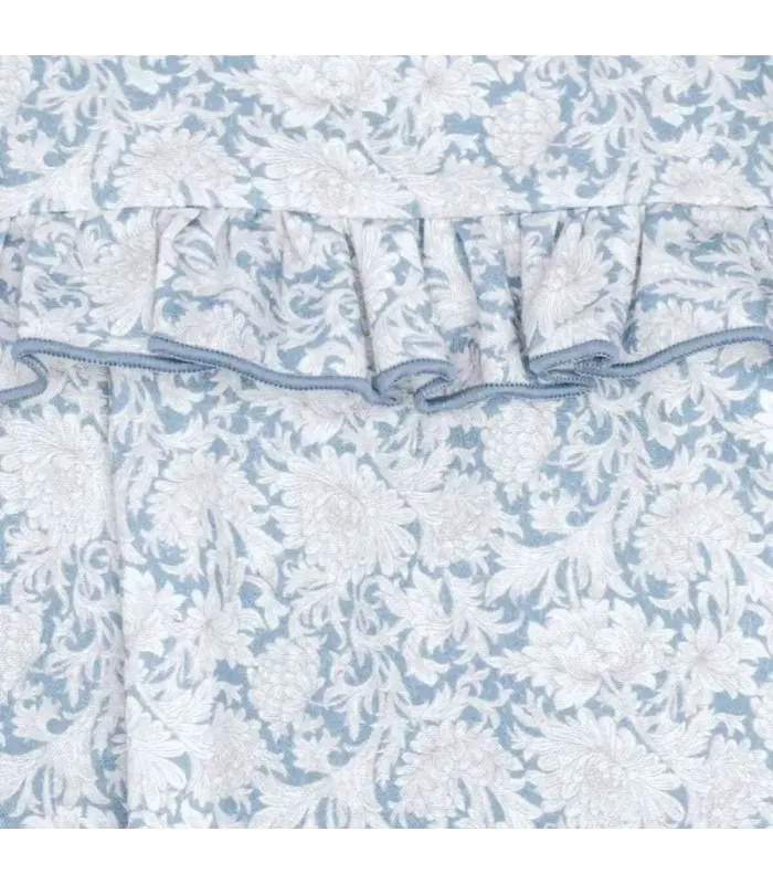 Detalle del diseño del jesusito bebé azul toile algodón estampado volante hombros textura detalle