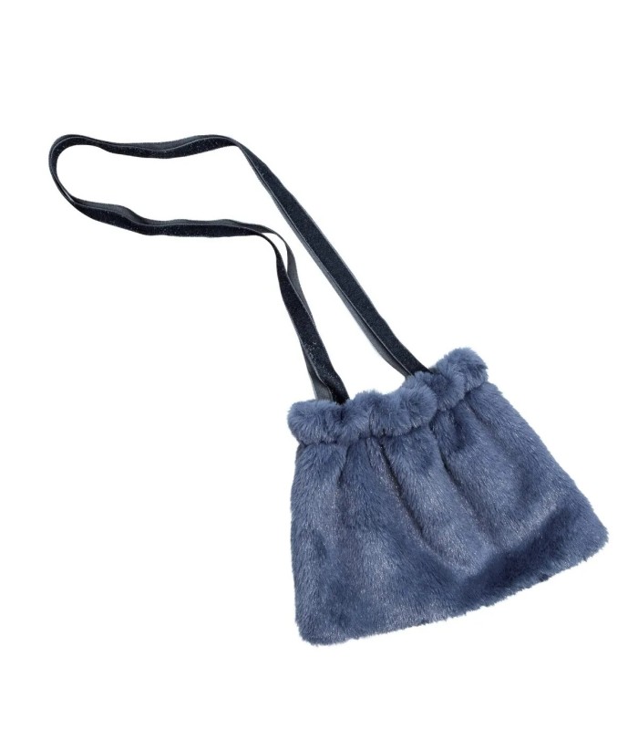 Bolso niña azul invierno tejido aterciopelado asa larga detalle textura elegante en fondo blanco