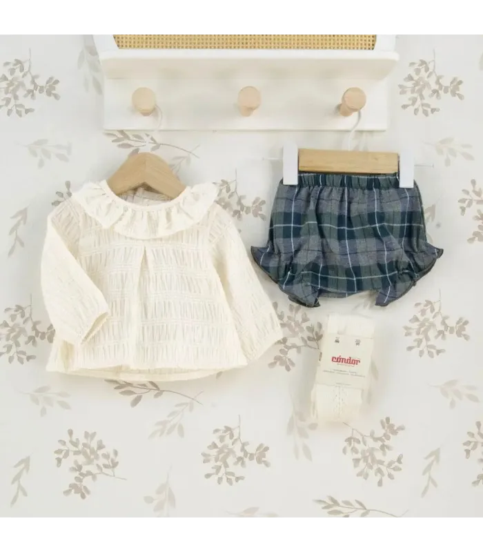 Conjunto Pololo bebé cuadros verde invierno blusa cruda textura labrada cuello volante algodón detalle elegante