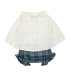Conjunto Pololo bebé cuadros verde invierno blusa cruda textura labrada cuello volante algodón detalle elegante en fondo blanco