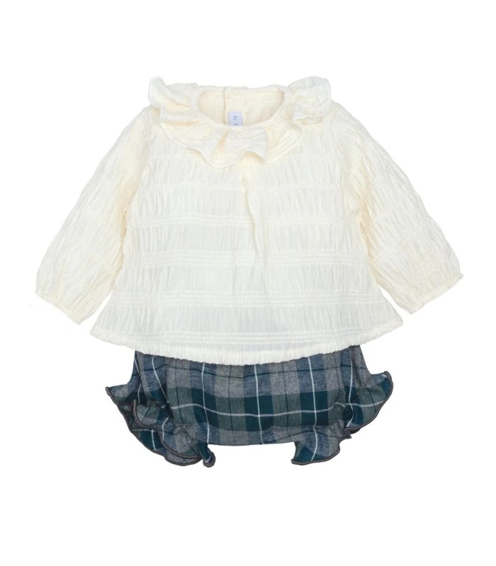 Conjunto Pololo bebé cuadros verde invierno blusa cruda textura labrada cuello volante algodón detalle elegante en fondo blanco