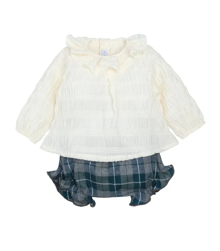 Conjunto Pololo bebé cuadros verde invierno blusa cruda textura labrada cuello volante algodón detalle elegante en fondo blanco