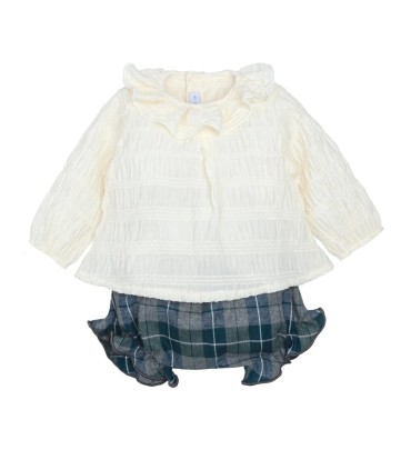Conjunto Pololo bebé cuadros verde invierno blusa cruda textura labrada cuello volante algodón detalle elegante en fondo blanco