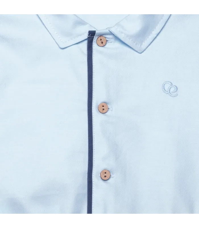 Detalle del conjunto pantalón niño cuadros verde invierno camisa azul algodón botones look clásico elegante