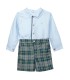 Conjunto Pantalón niño cuadros verde invierno camisa azul algodón botones look clásico elegante en fondo blanco