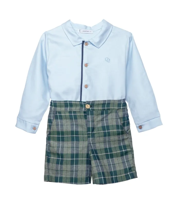 Conjunto Pantalón niño cuadros verde invierno camisa azul algodón botones look clásico elegante en fondo blanco
