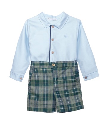 Conjunto Pantalón niño cuadros verde invierno camisa azul algodón botones look clásico elegante en fondo blanco