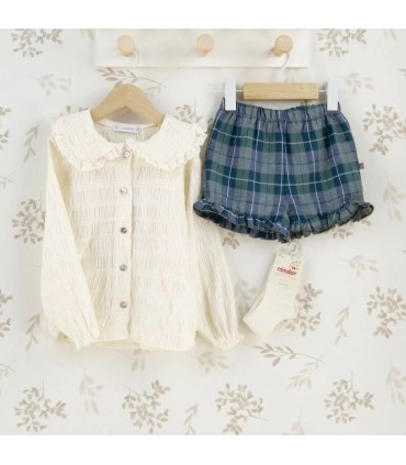 Conjunto Pantalón niña cuadros verde invierno blusa cruda textura labrada cuello volante detalle elegante